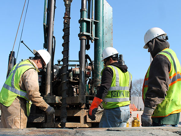 Équipe en équipements de protection autour d’une installation de chantier